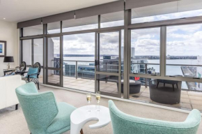 Penthouse perfection Spacious 2 bdrm Views & Carpk